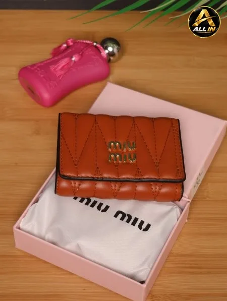 جزدان نسائي فاخر من Miu Miu.