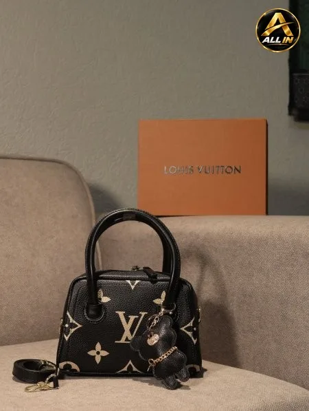 شنطة LOUIS VUITTON/ مرفقة بعلبة.