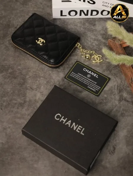 جزدان نسائي CHANEL مع علبة.