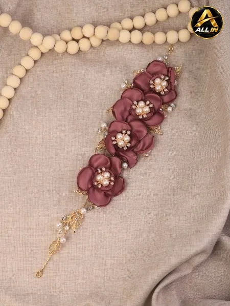 بروش مع ورد.