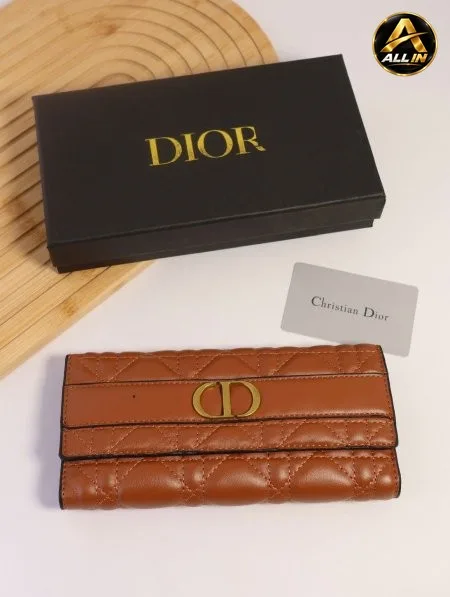 جزدان DIOR / مرفق بعلبة.