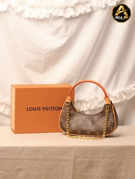 شنطة LOUIS VUITTON / مرفقة بعلبة.