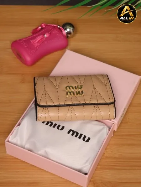 جزدان نسائي فاخر من Miu Miu.