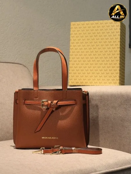 شنطة MICHAEL KORS / مرفقة بعلبة.
