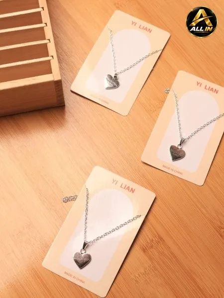 دزينة سناسيل بأحرف.