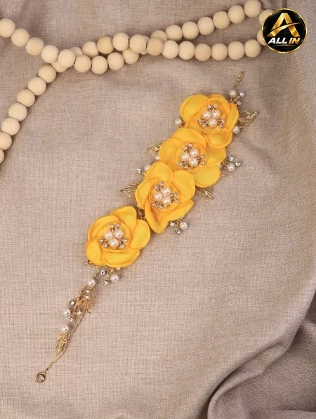 بروش مع ورد.