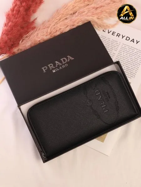 جزدان PRADA / مرفق بعلبة.
