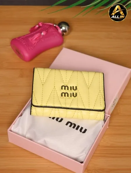جزدان نسائي فاخر من Miu Miu.