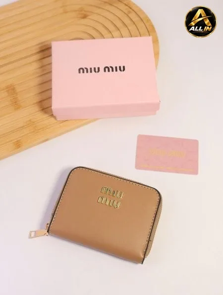 جزدان MIU MIU / مرفق بعلبة.