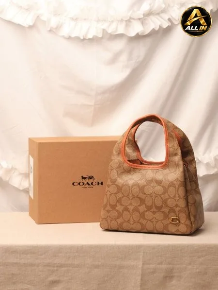 شنطة COACH / مرفقة بعلبة.