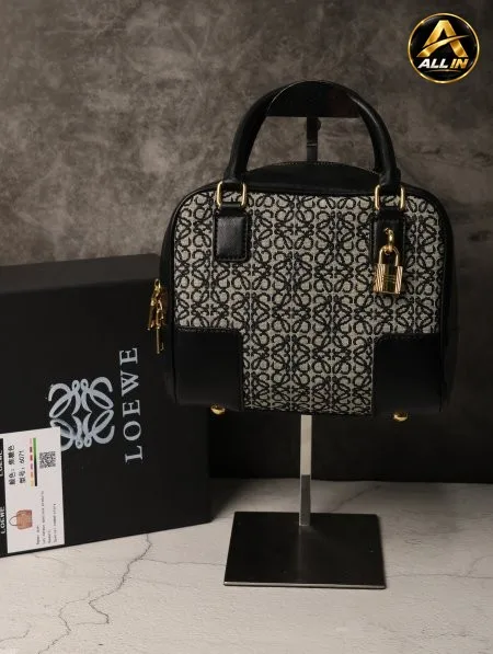 شنطة نسائية LOEWE.
