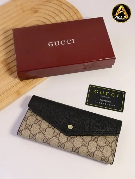 جزدان GUCCI / مرفق بعلبة.
