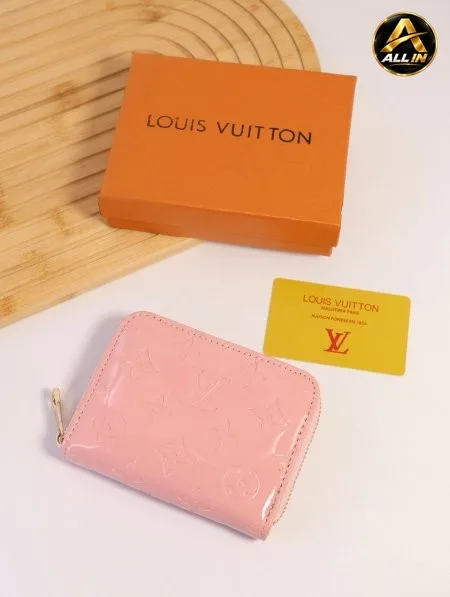 جزدان LOUIS VUITTON / مرفق بعلبة.