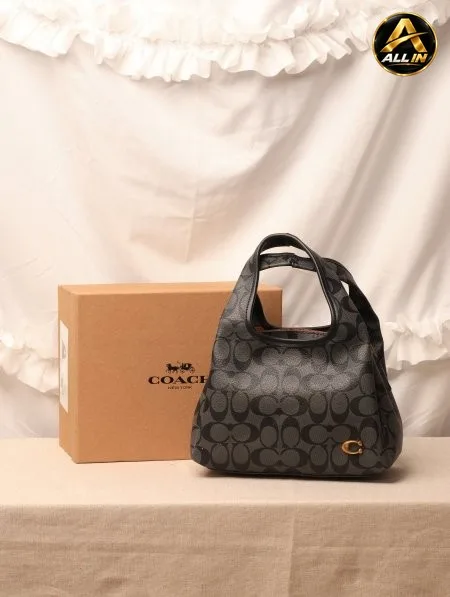 شنطة COACH / مرفقة بعلبة.