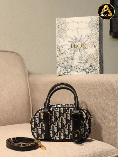 شنطة DIOR/ مرفقة بعلبة.