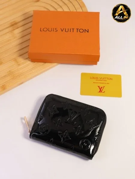 جزدان LOUIS VUITTON / مرفق بعلبة.