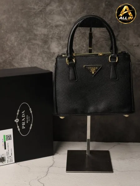 شنطة نسائية PRADA.
