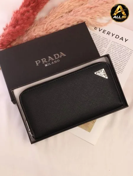 جزدان PRADA / مرفق بعلبة.