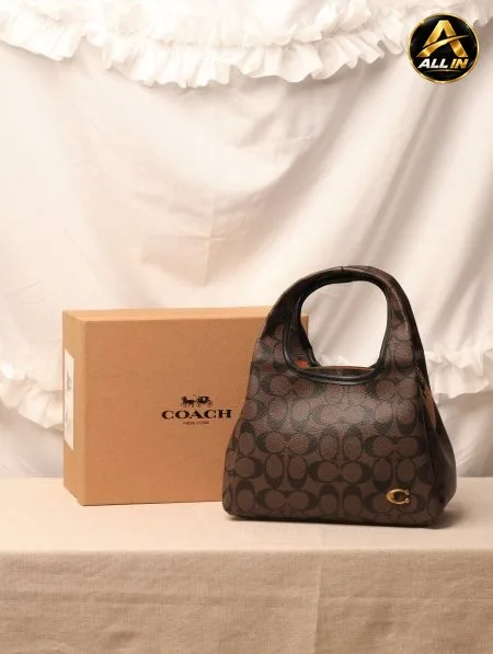 شنطة COACH / مرفقة بعلبة.
