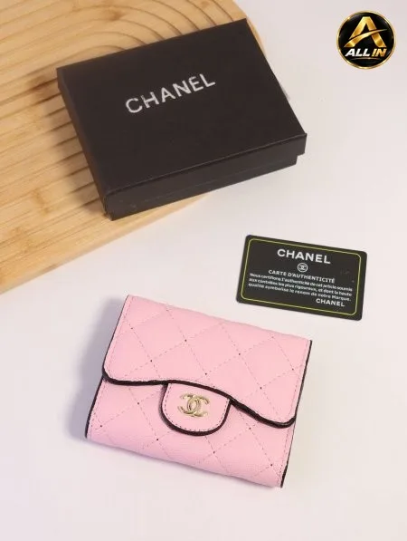 جزدان CHANEL / مرفق بعلبة.