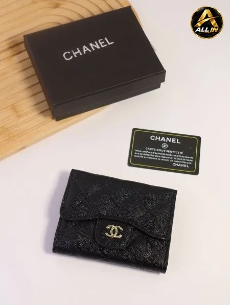 جزدان CHANEL / مرفق بعلبة.