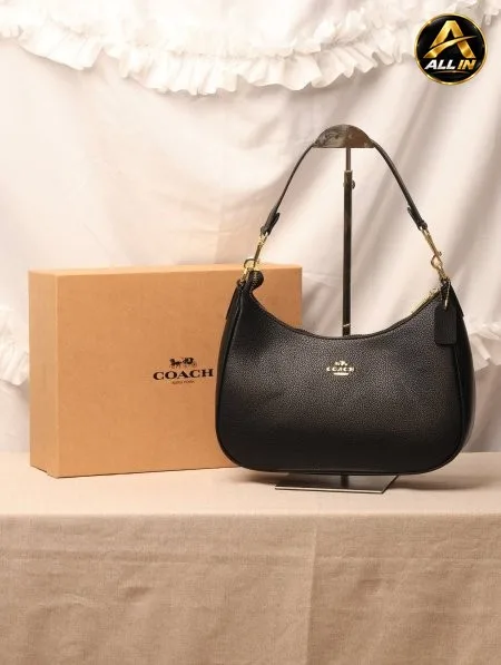 شنطة COACH / مرفقة بعلبة.