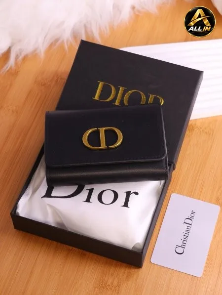 جزدان ديور (Dior).