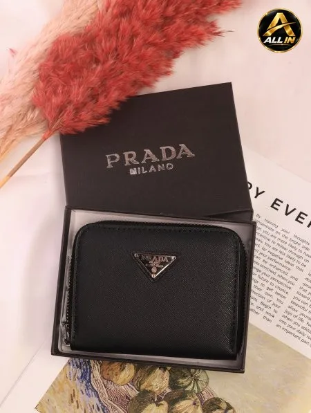 جزدان PRADA / مرفق بعلبة.