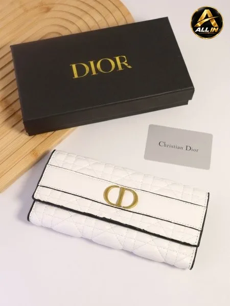 جزدان DIOR / مرفق بعلبة.