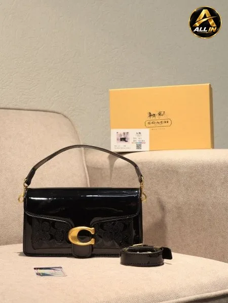 شنطة COACH / مرفقة بعلبة.
