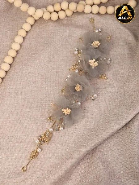 بروش مع ورد.