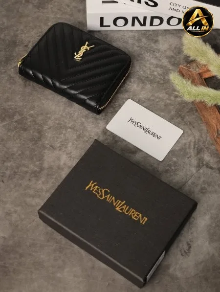 جزدان نسائي Saint Laurent مع علبة.