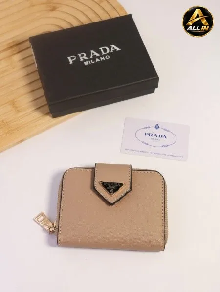 جزدان PRADA / مرفق بعلبة.
