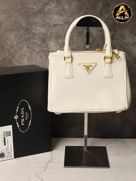 شنطة نسائية PRADA.