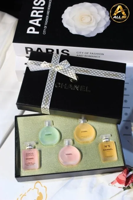 طقم عطر 5 علب من CHANEL.